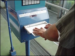 記録器に検査票を差し込むところの写真