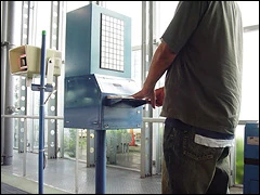 検査票に記録している時の写真