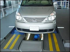 検査官が入って下回り検査を行っている写真