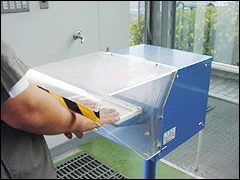 記録器に検査票を挿入する写真